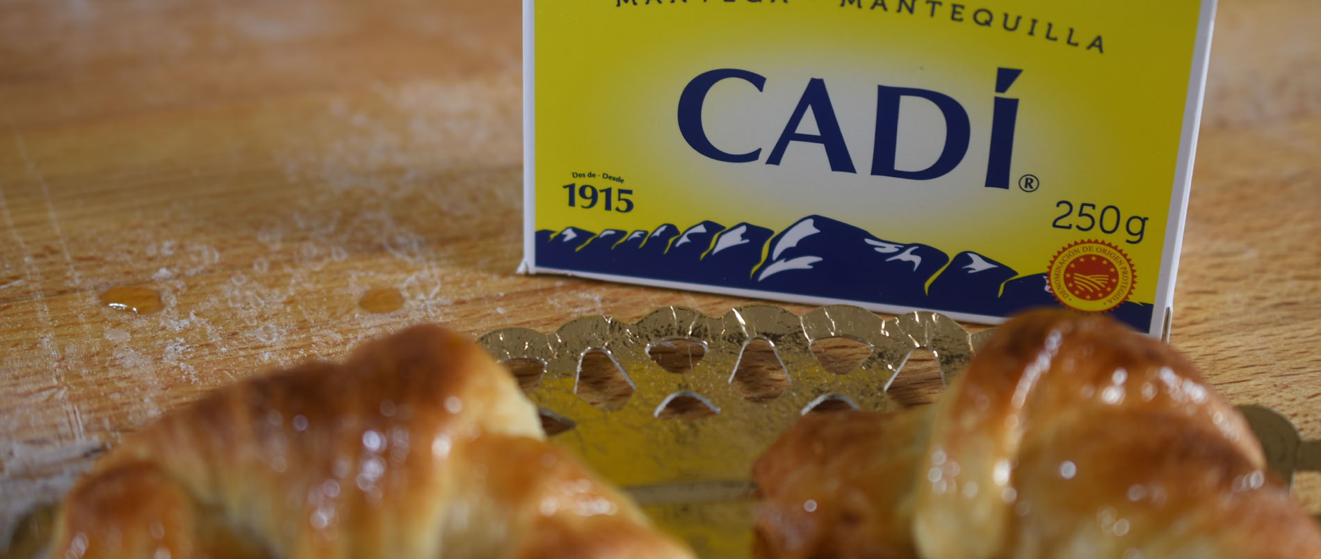Elaboració de croissants petits artesans  En aquest vídeo us mostrarem el procés d’elaboració de petits croissants fets a mà i amb mantega.  Veurem pas a pas com preparem la massa, com la treballem i l’estirem, com incorporem la mantega i fem els plecs necessaris per aconseguir una massa ben laminada.  Finalment, donarem forma als croissants, els deixarem fermentar i els enfornarem fins a obtenir un resultat daurat, cruixent per fora i tendre per dins.  Tot el procés es realitza de manera artesanal, cuidant cada detall per aconseguir uns croissants petits, saborosos i de gran qualitat.